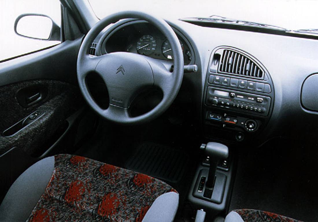 citroen_saxo_interior.jpg