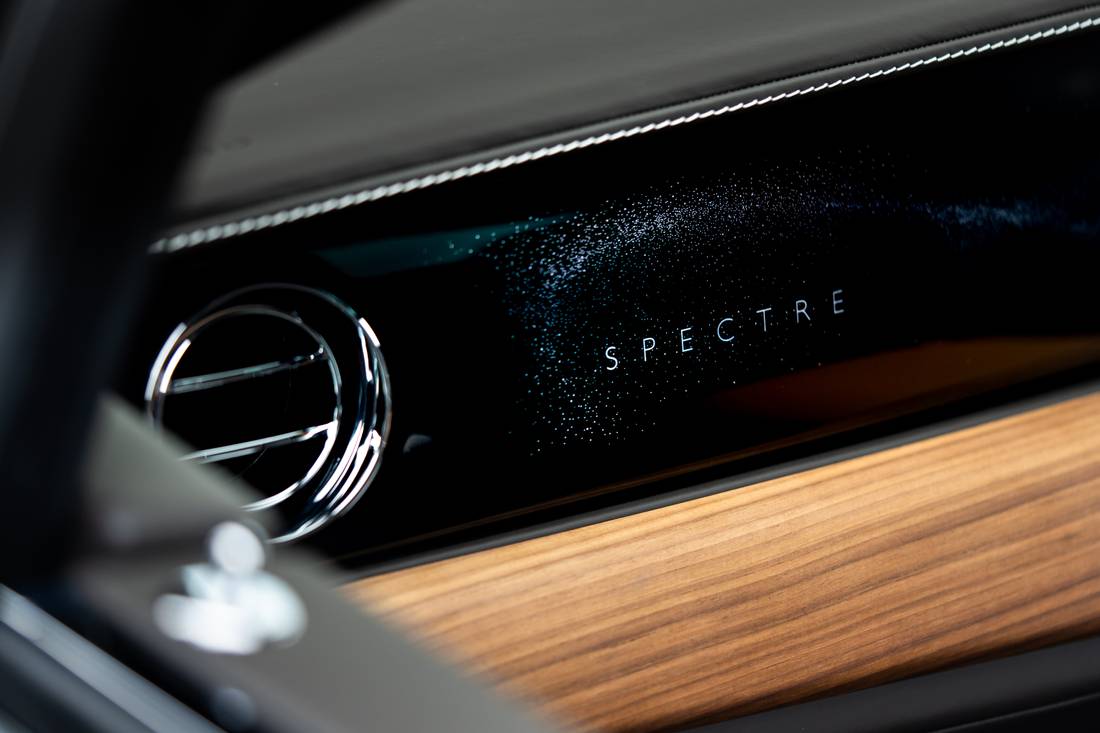 P90530454_highRes_rolls-royce-spectre-.jpg