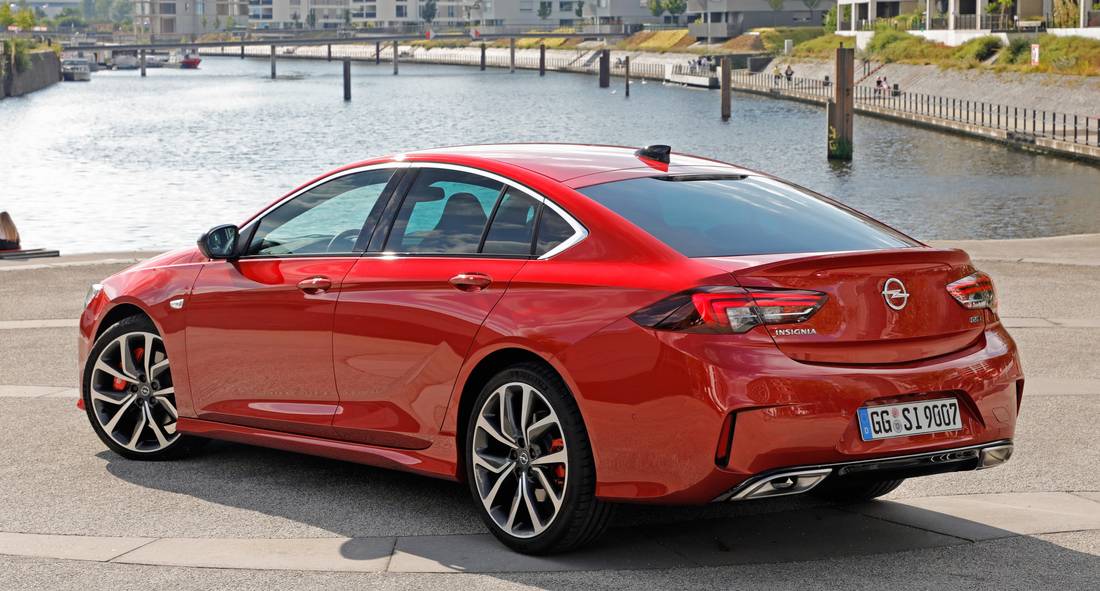 opel-insignia-gsi-back