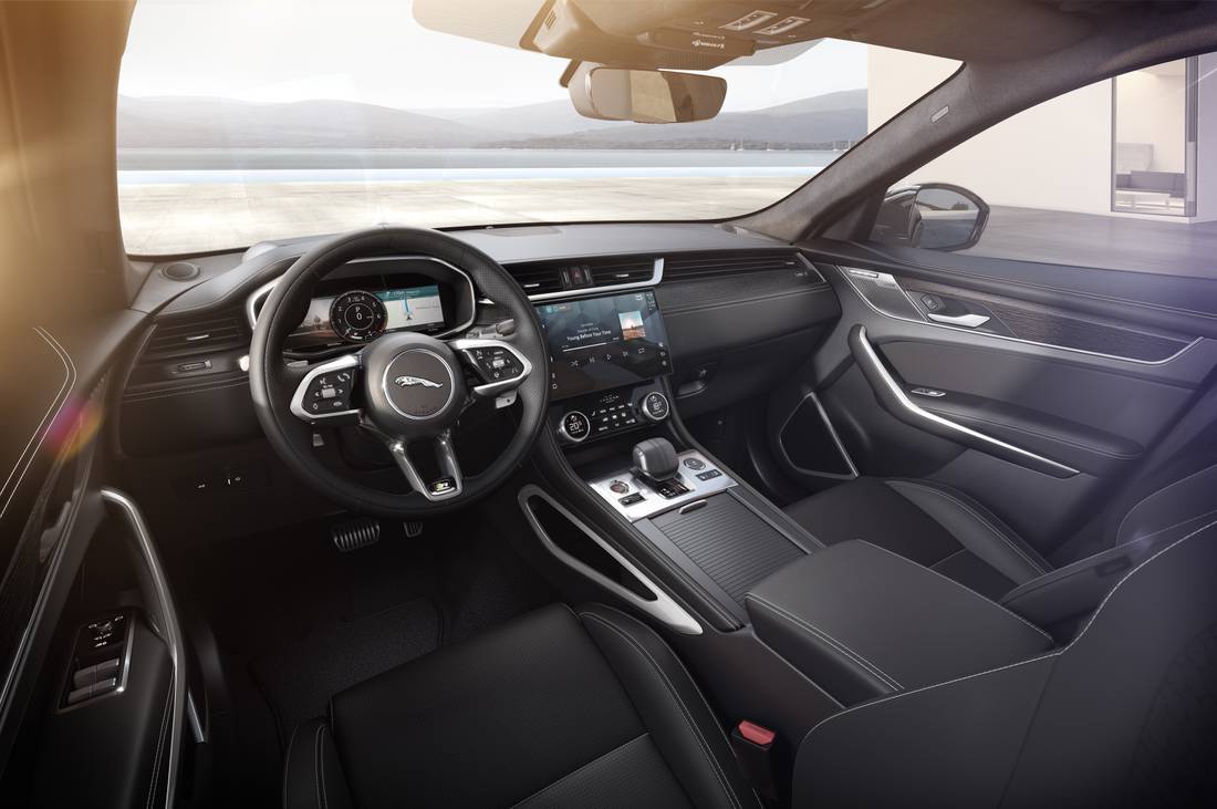 Jaguar_F-PACE_23MY_400_SPORT_Interior_Front_View_120422.jpg