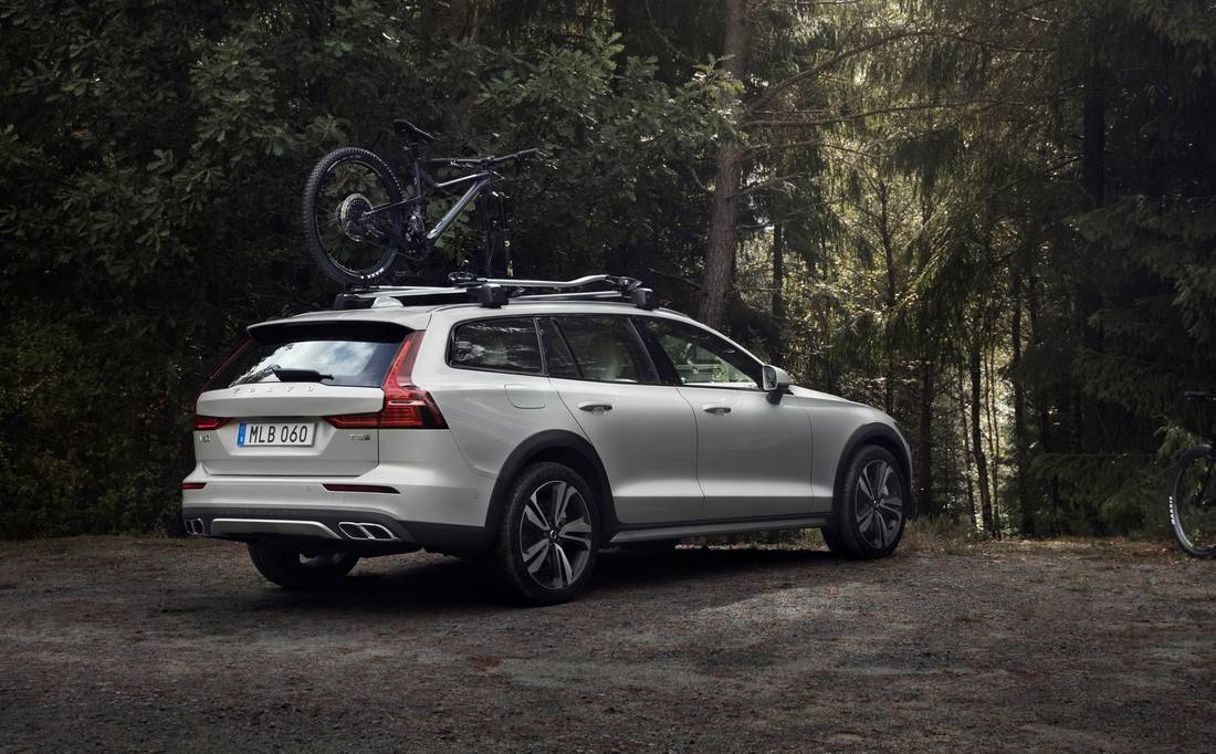 volvo-v60-cross-country-back