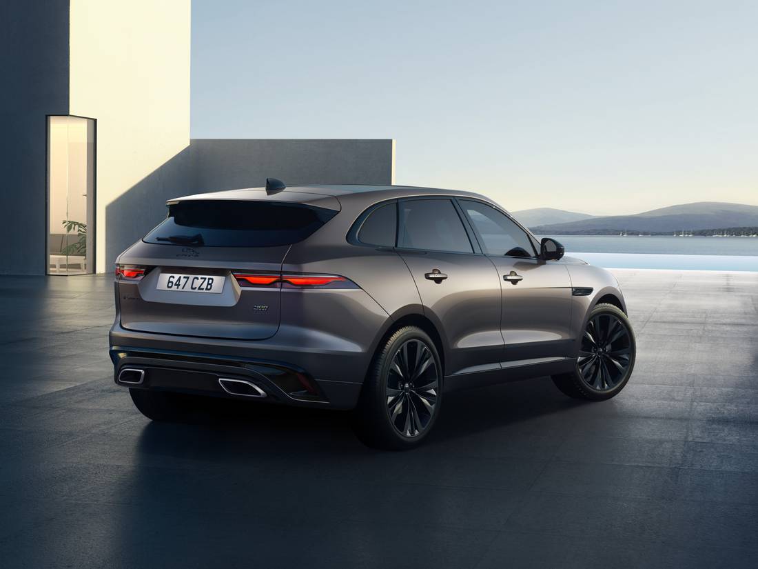 Jaguar_F-PACE_23MY_400_SPORT_Exterior_Rear_3-Quarter_120422.jpg