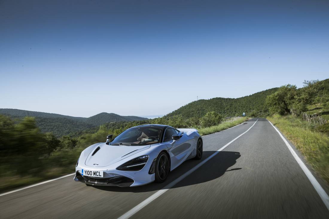 7786-McLaren720S-GlacierWhite.jpg