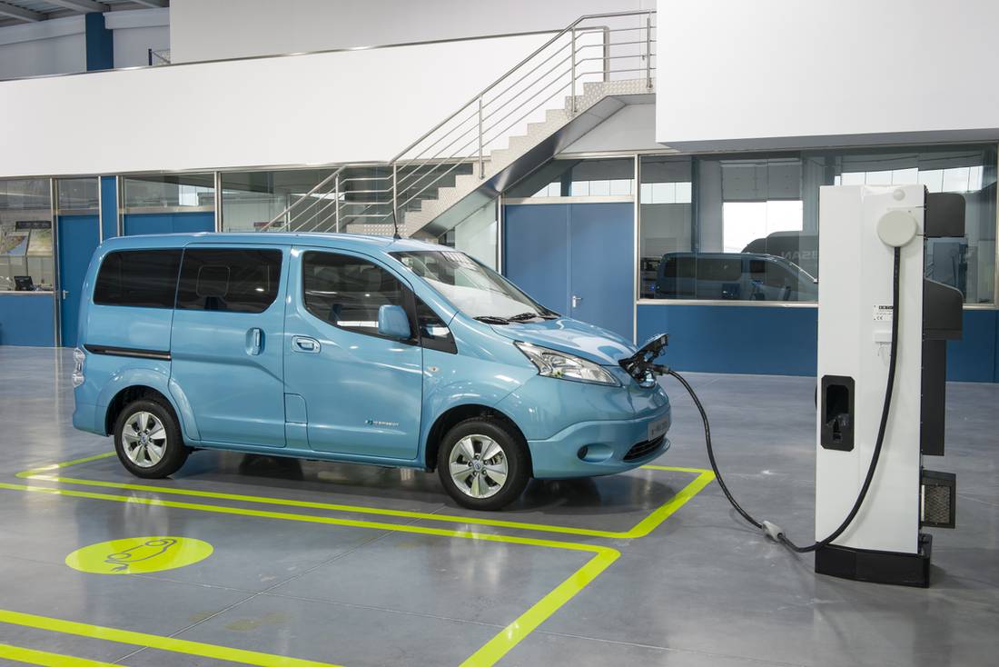 Nissan e-NV200 AS24 1.jpg