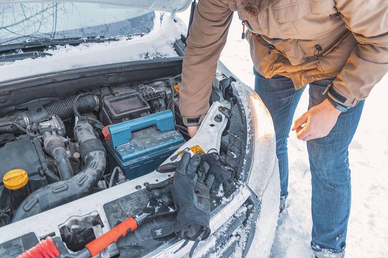 Auto reparieren im Winter