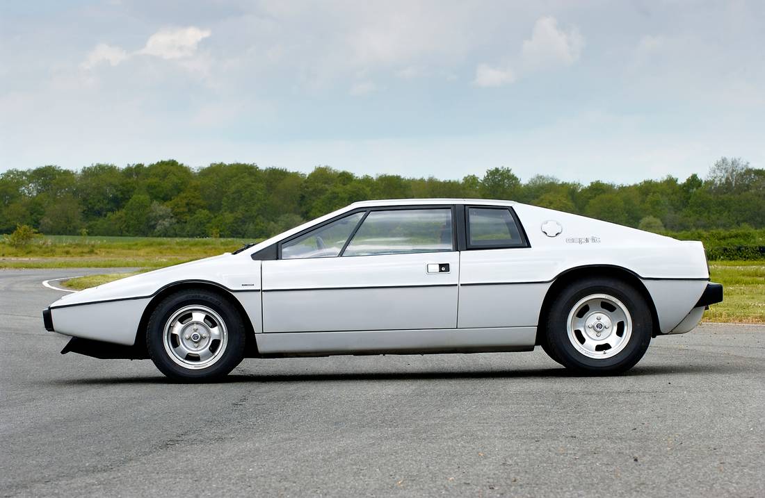 Lotus-Esprit-S1-White-2.jpg