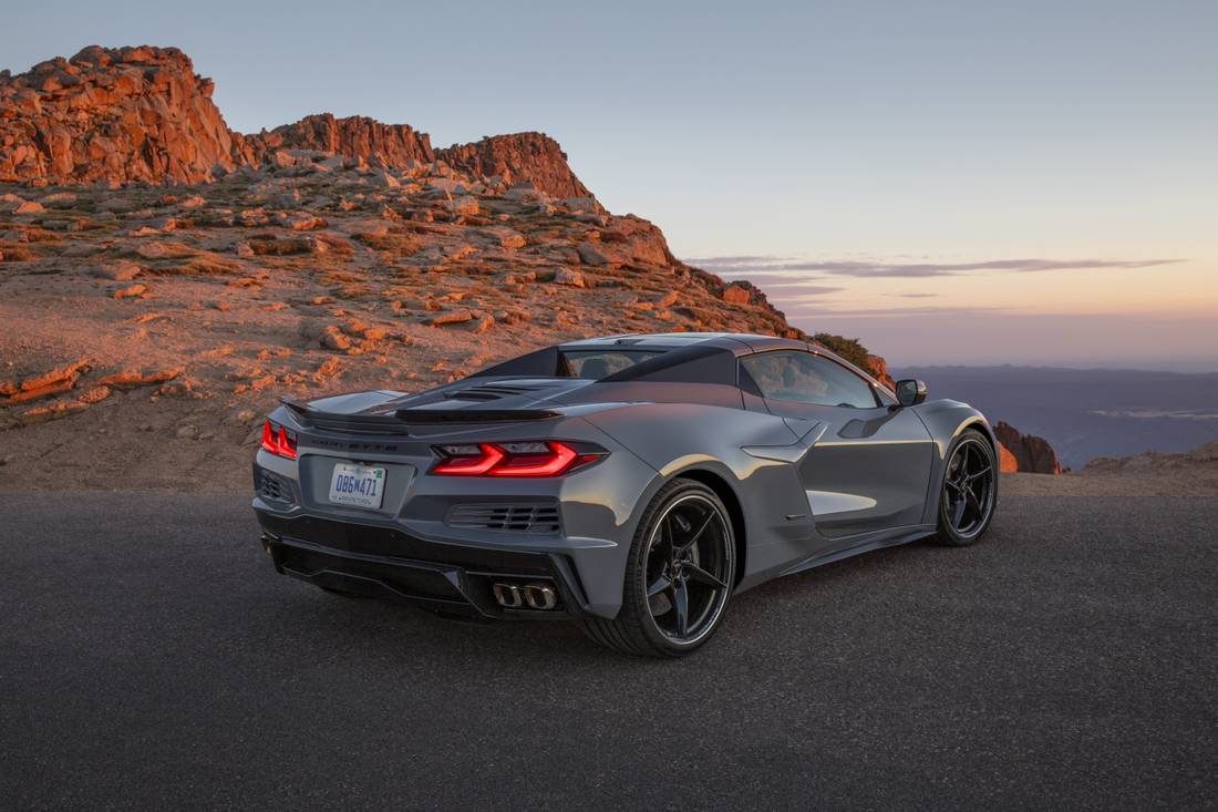 2024-chevrolet-corvette-e-ray-3lz-108.jpg