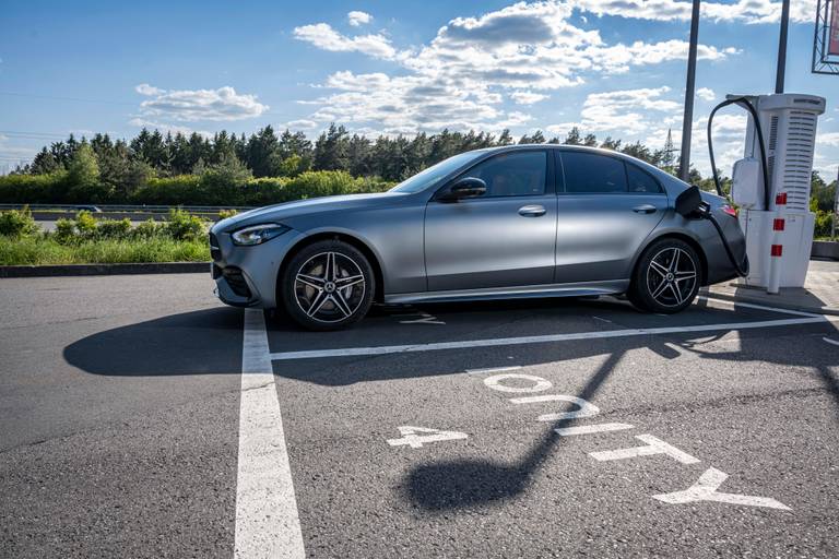 Mercedes C300 PHEV charging