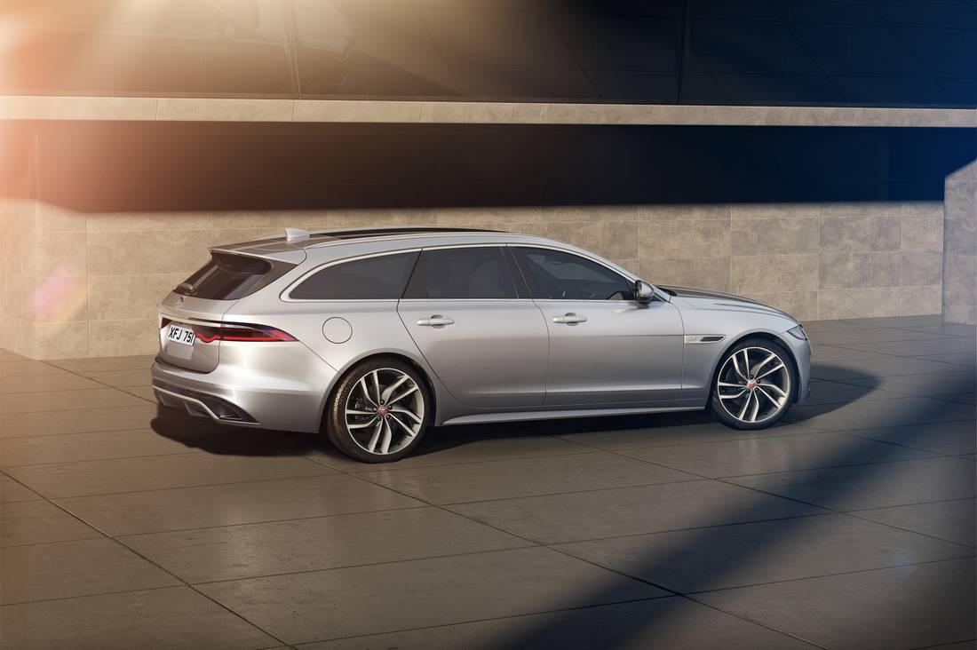 Jag_XF_Sportbrake_22MY_04_R-Dynamic_HSE_Rear_3-4_250821 (1).jpg