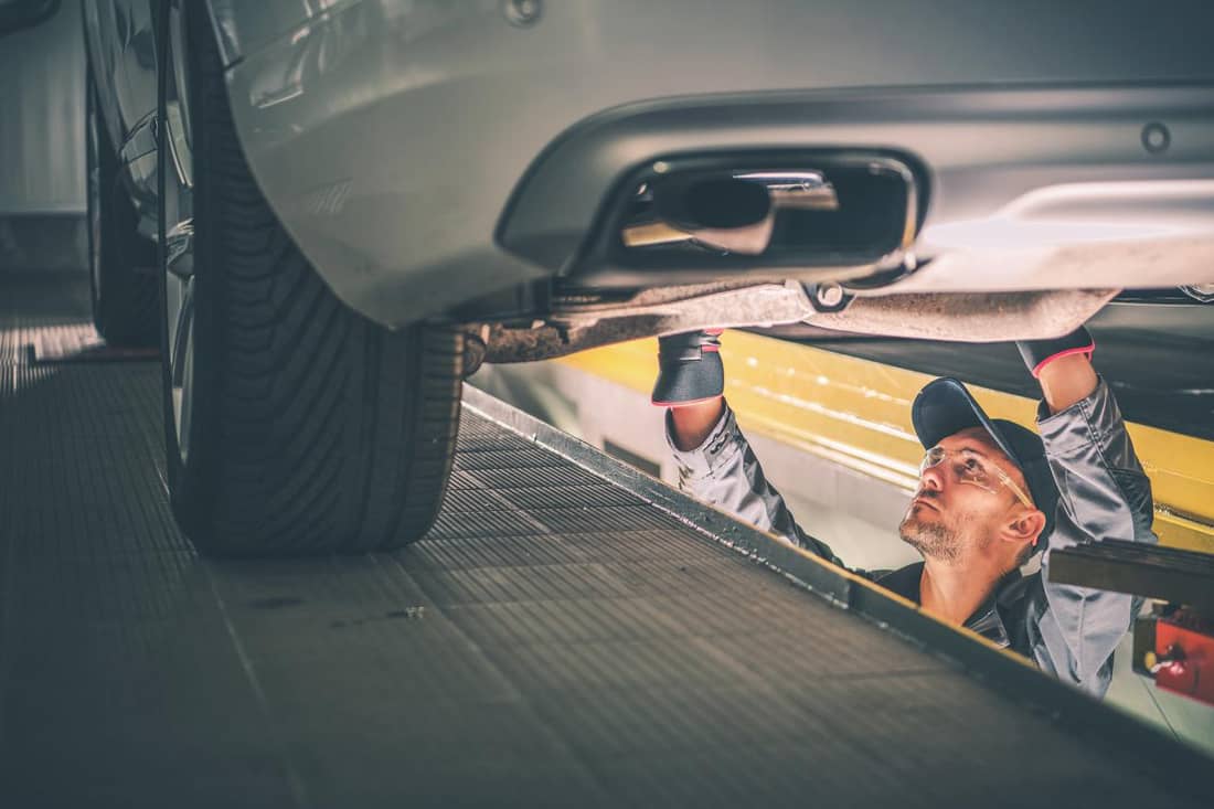 Auto in der Werkstatt auf der Hebebühne